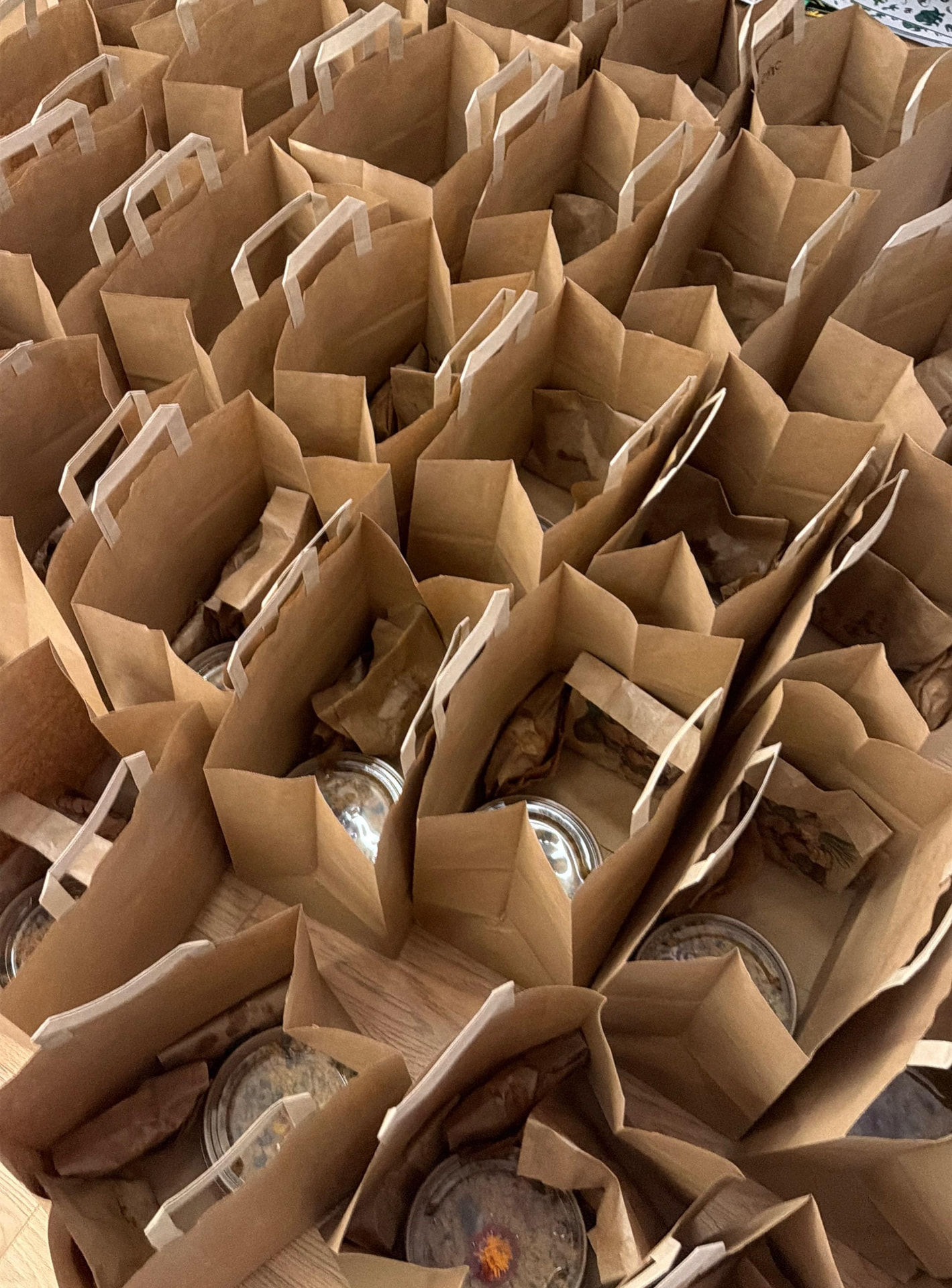 Savoré team preparing individual lunchboxes for delivery