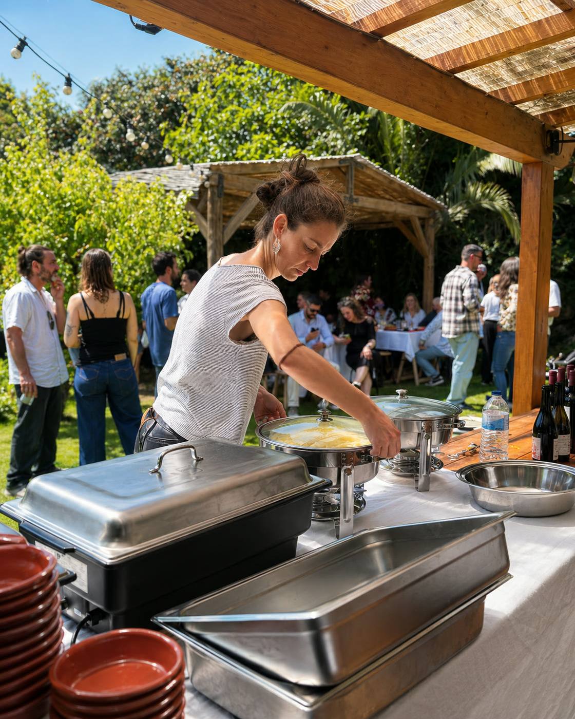 Buffet de catering servido ao vivo num jardim com equipa em ação
