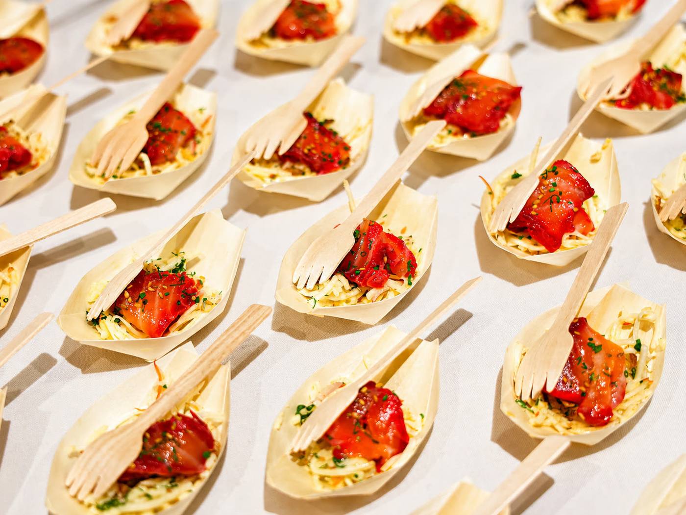 Barquinhos de bambu com salmão fumado e remoulade de aipo em evento corporativo