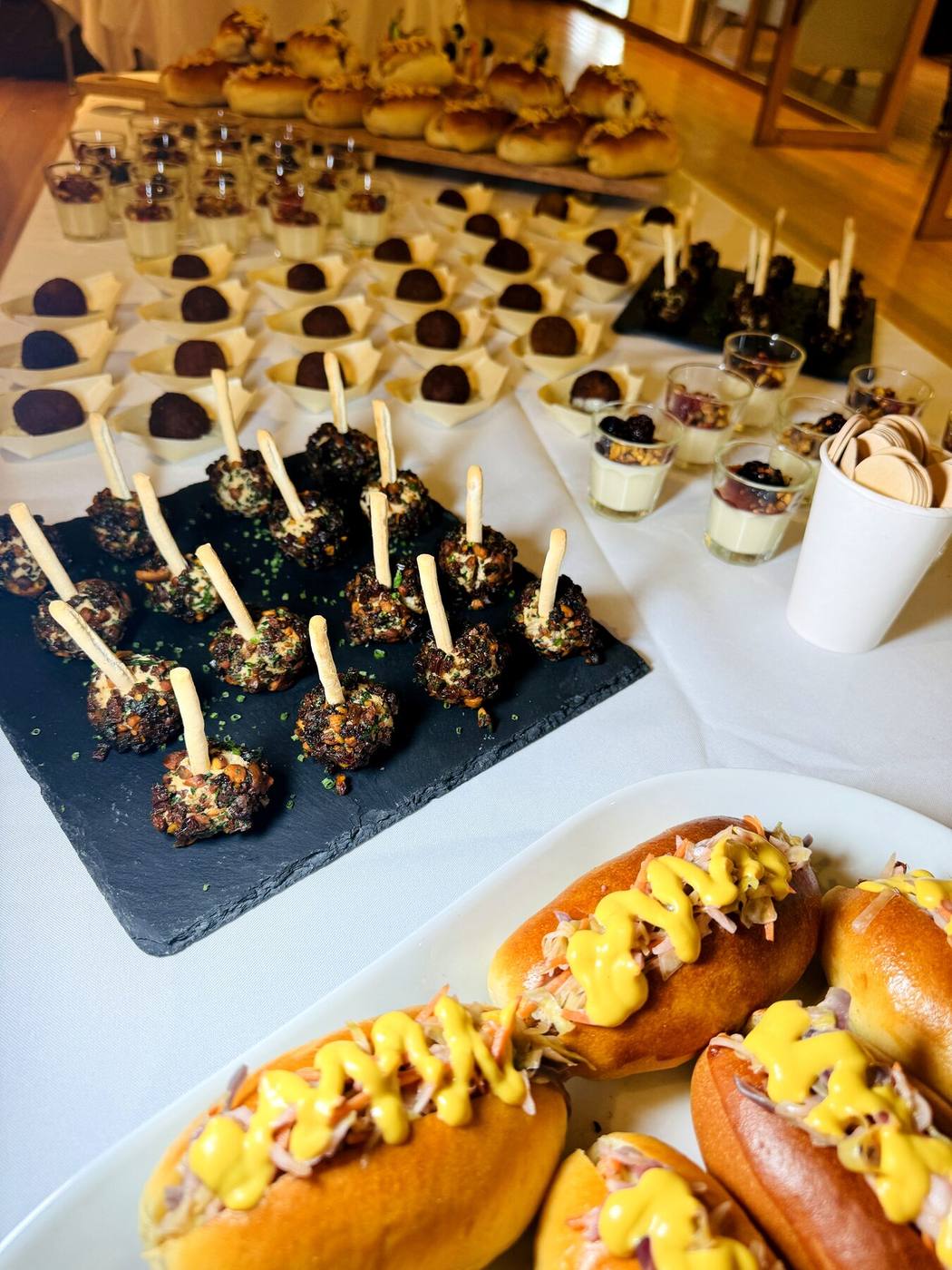 Tabuleiros de espetadas, mini sandes e shots de gaspacho