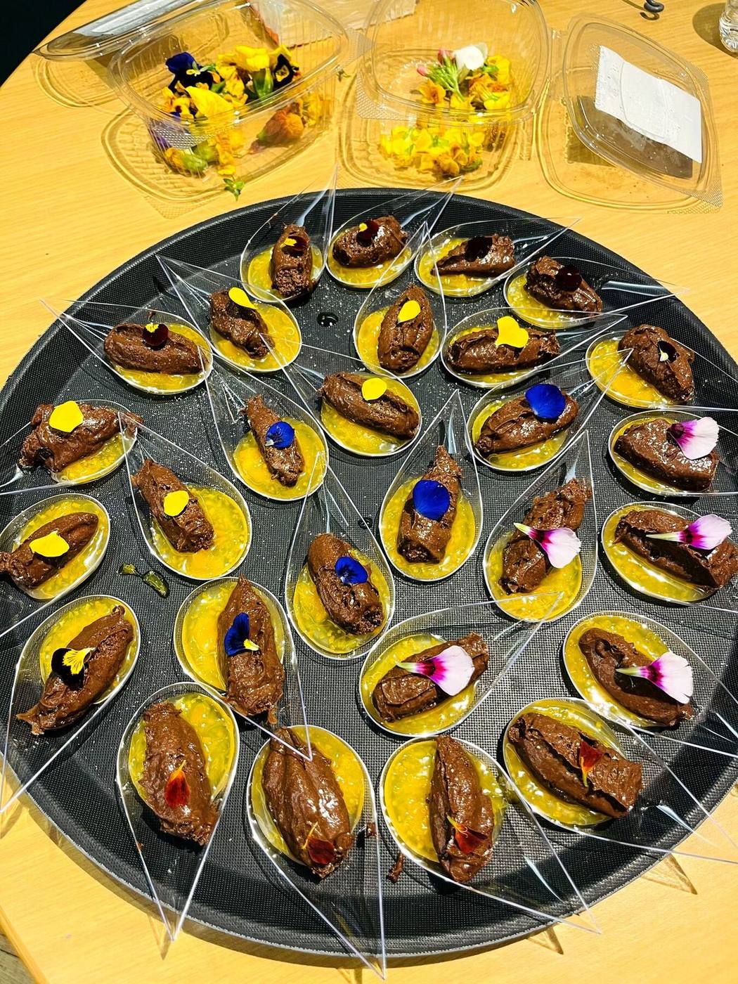 Mousse de chocolate com flores comestíveis em apresentação gourmet
