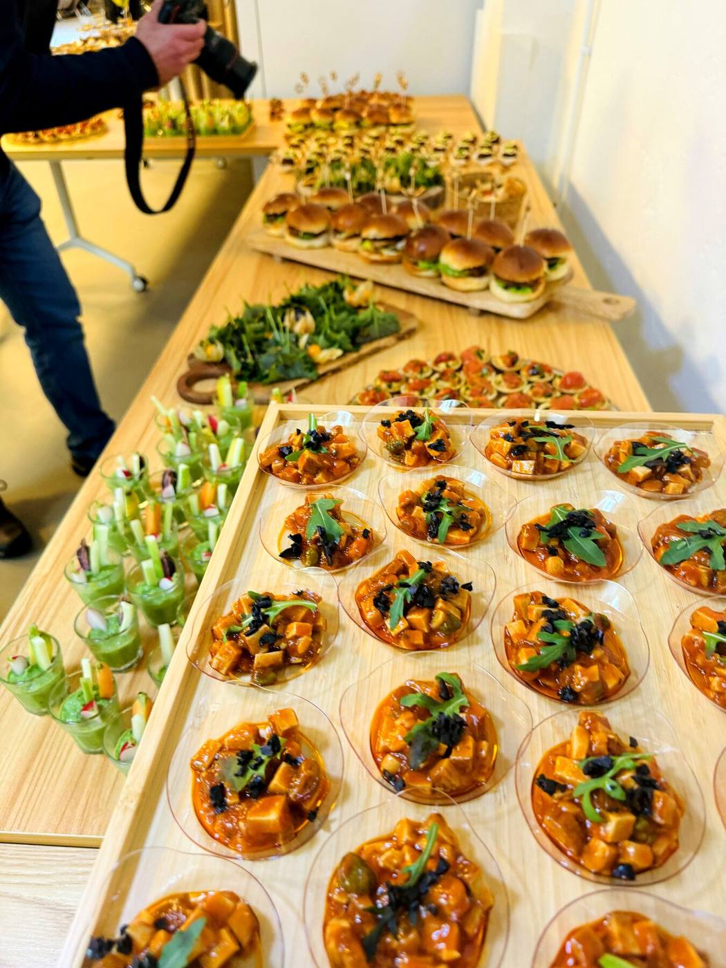 Buffet corporativo com mini sandes, canapés e crudités